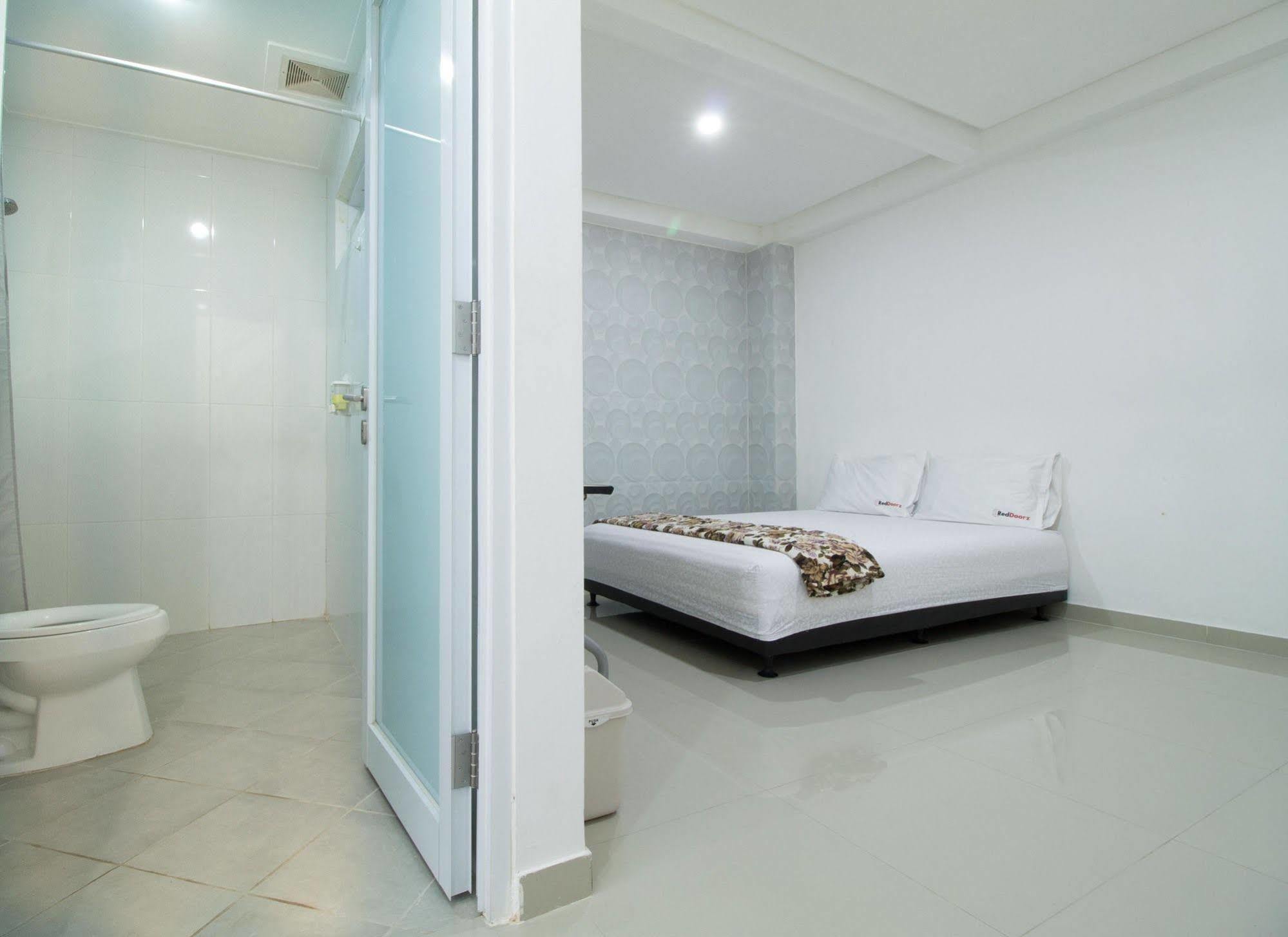 Reddoorz @ Pulomas Hotel Jakarta Exterior foto